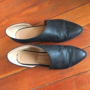 Wraparound black flats